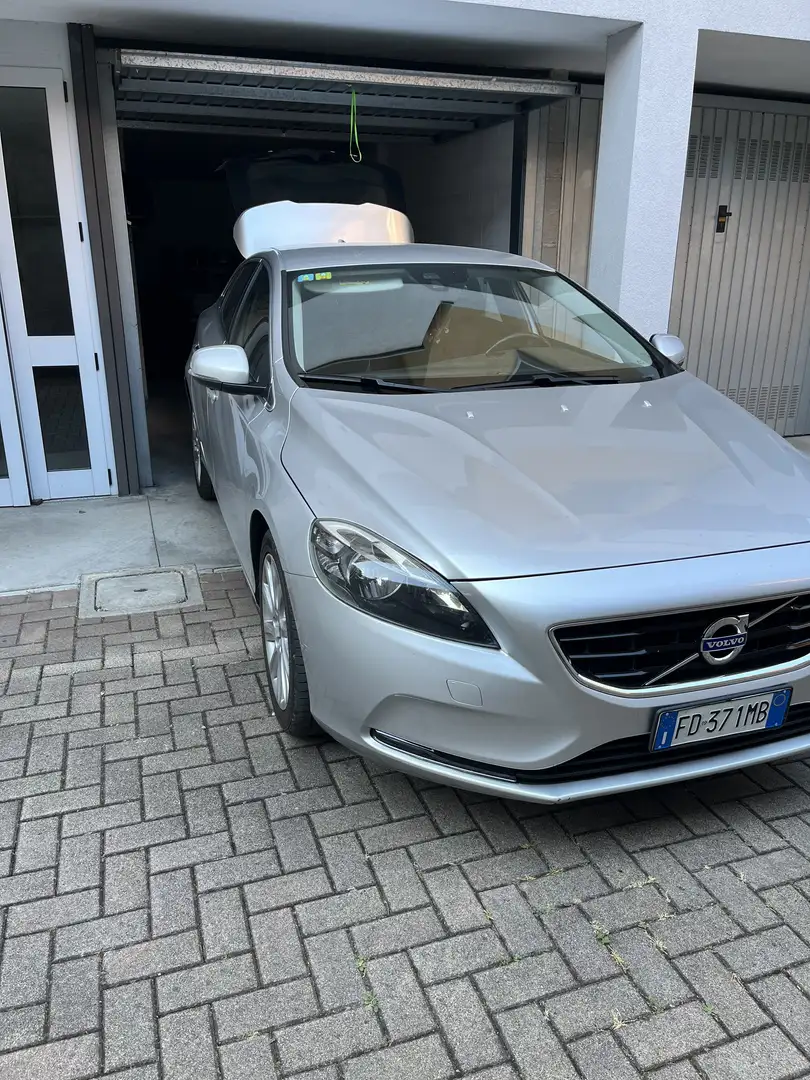 Volvo V40 2.0 d2 Momentum - 1