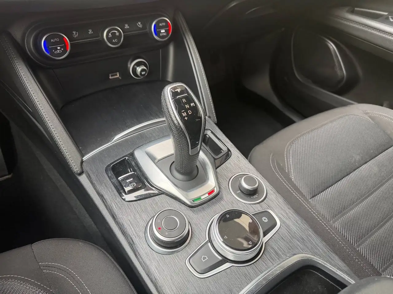 Alfa Romeo Stelvio 2022 — фото 12