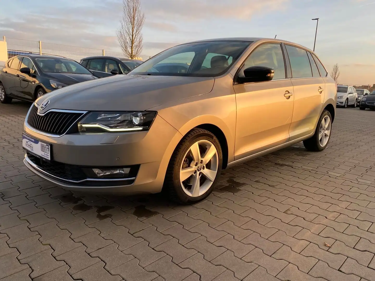Skoda Rapid/Spaceback Spaceback|BI-XENON|NAVI|R-KAM Beige - 1