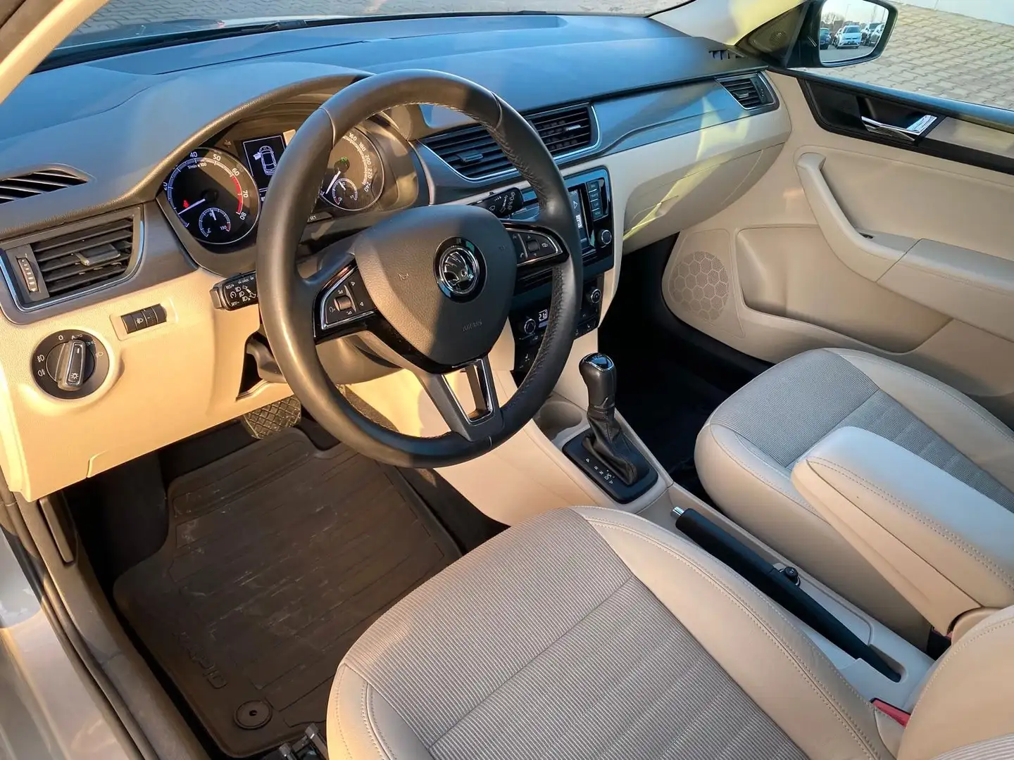 Skoda Rapid/Spaceback Spaceback|BI-XENON|NAVI|R-KAM Beige - 2