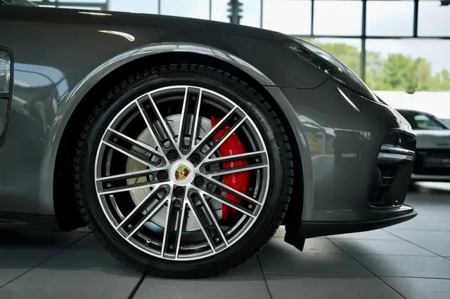 Porsche Panamera view 8