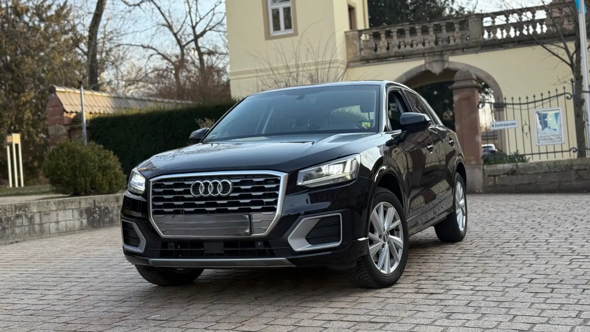 Audi Q2 sport ultra|AUTOMATIK|LED|PDC|SHZ|NAVI|TEMP.| Zwart - 2