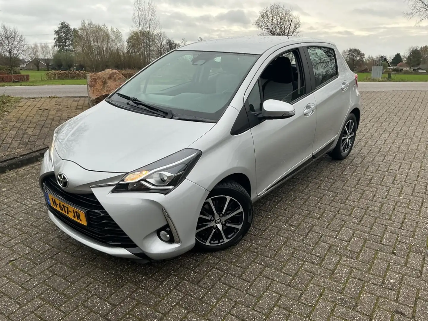 Toyota Yaris 1.5 VVT-I COMFORT Grau - 1