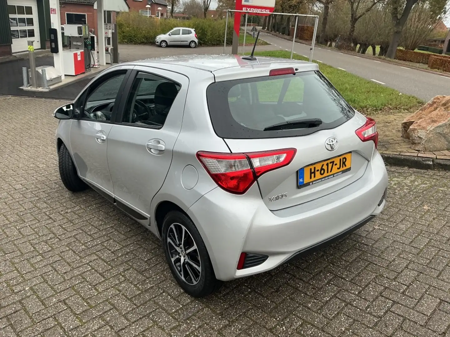 Toyota Yaris 1.5 VVT-I COMFORT Grau - 2