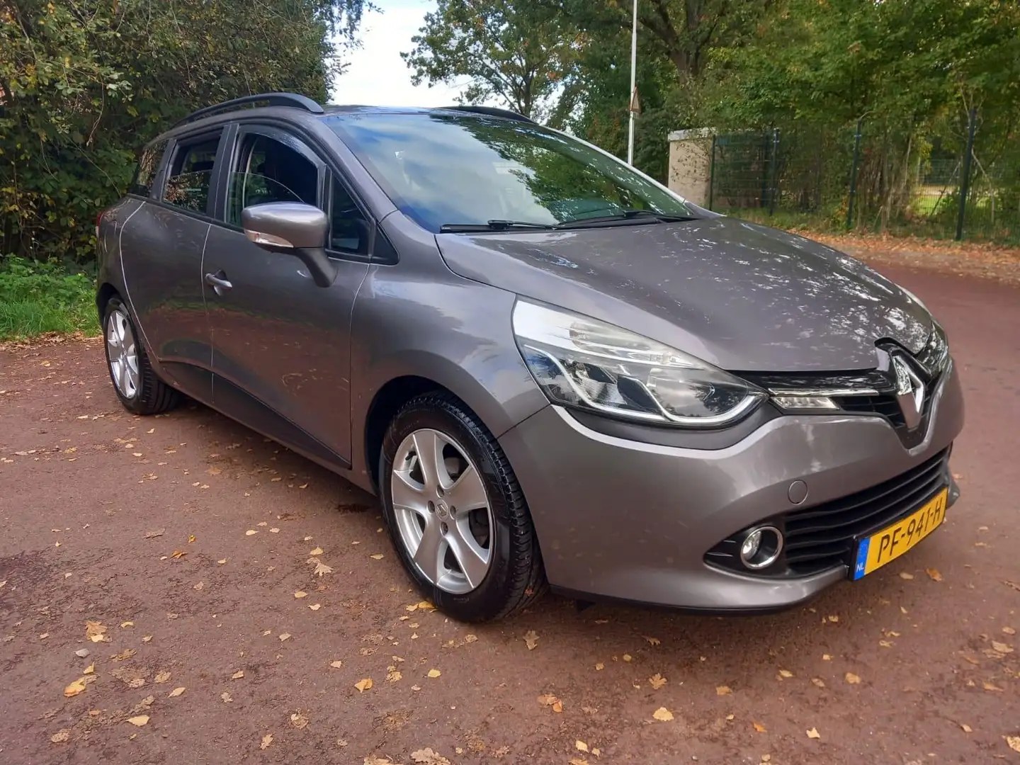 Renault Clio Estate 0.9 TCe Limited / Navi / Airco / PDC / led Grau - 1