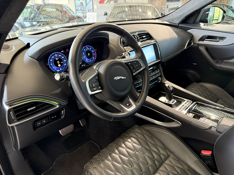 Jaguar F-Pace SVR AWD*PANO*AHK*HEADUP*360°KAM*22.Z*ACC — photo 15
