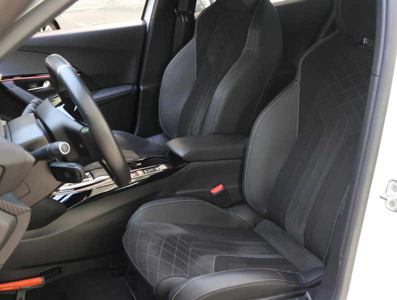 Peugeot e-2008 SUV EV GT Pack 50 kWh | Navigatie | Adaptieve Crui — photo 13