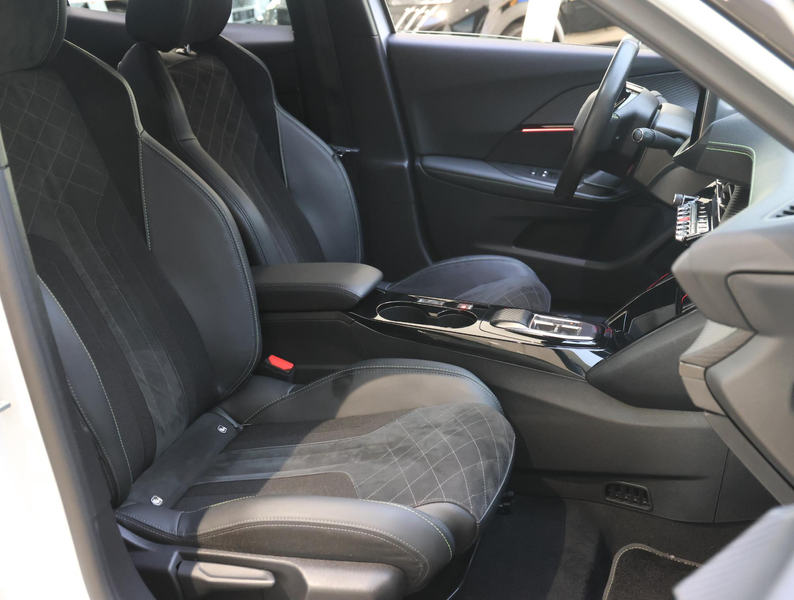Peugeot e-2008 SUV EV GT Pack 50 kWh | Navigatie | Adaptieve Crui — photo 12