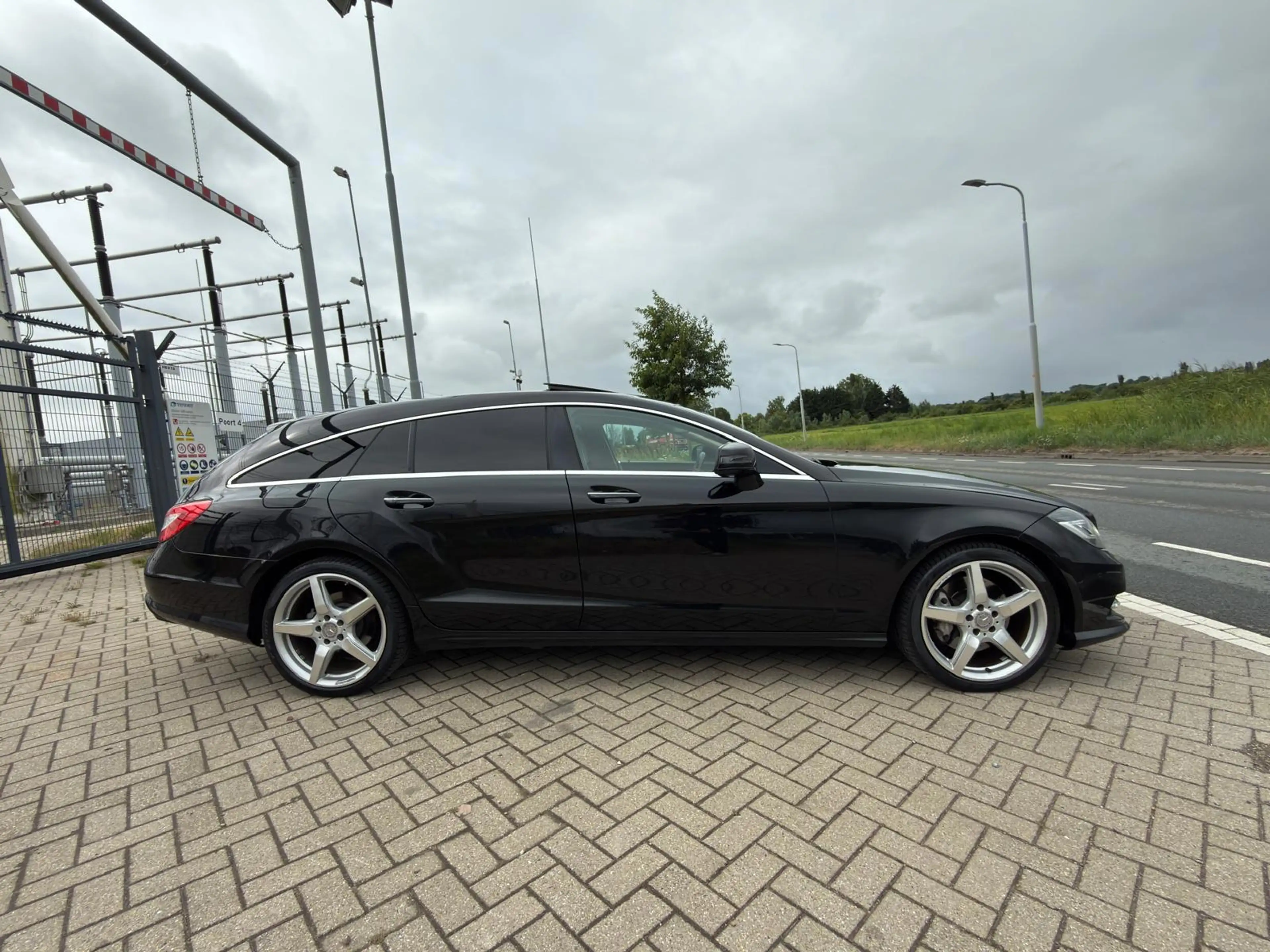 Mercedes-Benz CLS 350 Shooting Brake CDI 4-Matic AMG LINE — photo 4