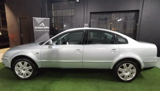 Volkswagen Passat view 2