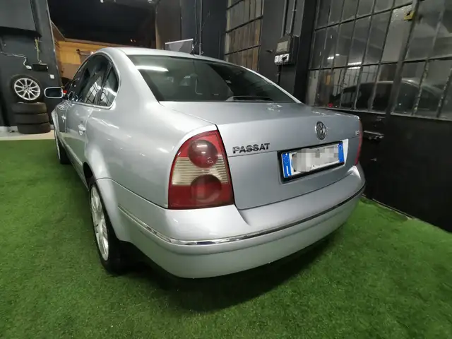 Volkswagen Passat view 3