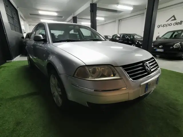 Volkswagen Passat view 4
