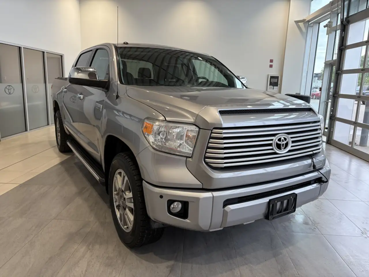 Toyota Tundra снимка Toyota Tundra
