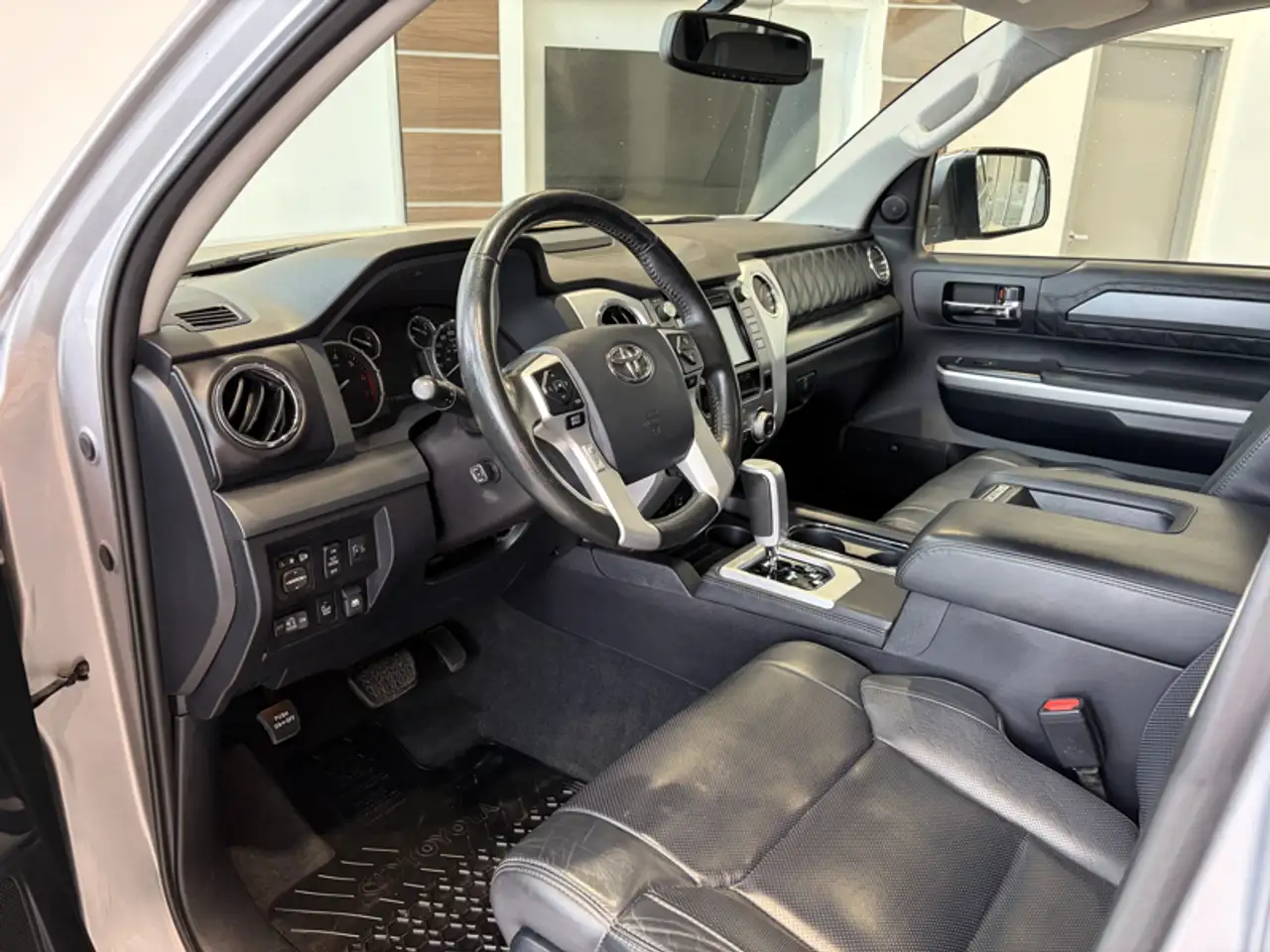 Toyota Tundra снимка Toyota Tundra
