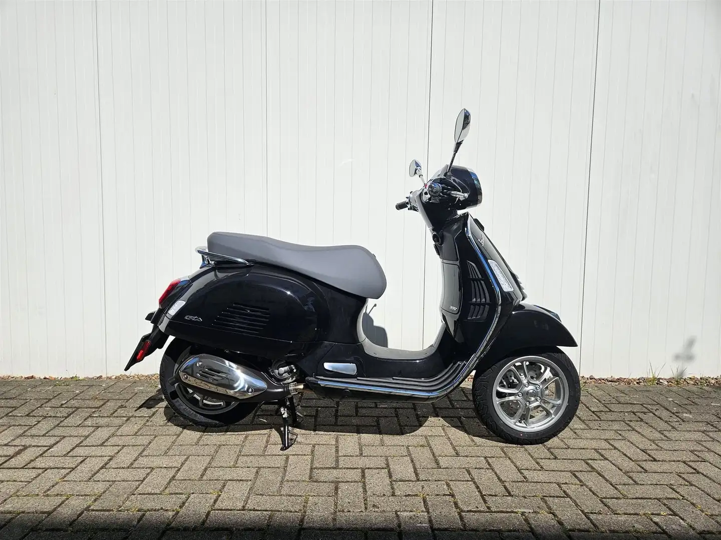 Vespa GTS 300 sofort lieferbar Black - 1