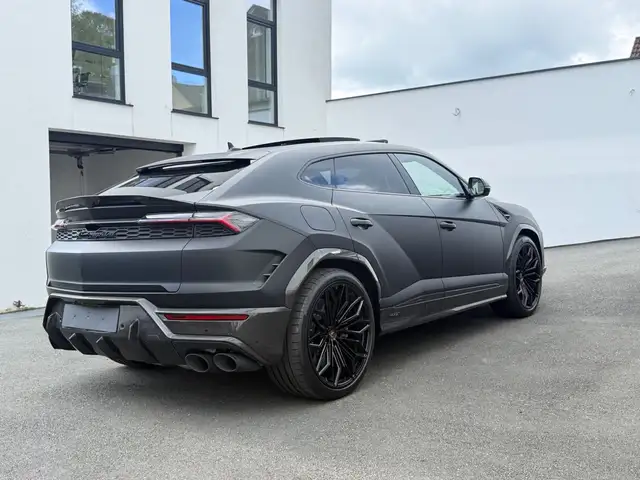 Lamborghini Urus view 9