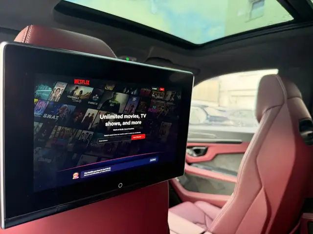 Lamborghini Urus view 3