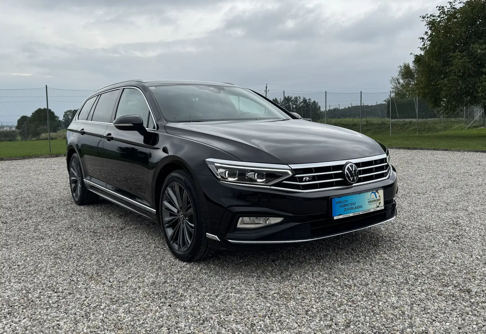 Volkswagen Passat Variant R- Line mit Top Ausstattung Schwarz - 2