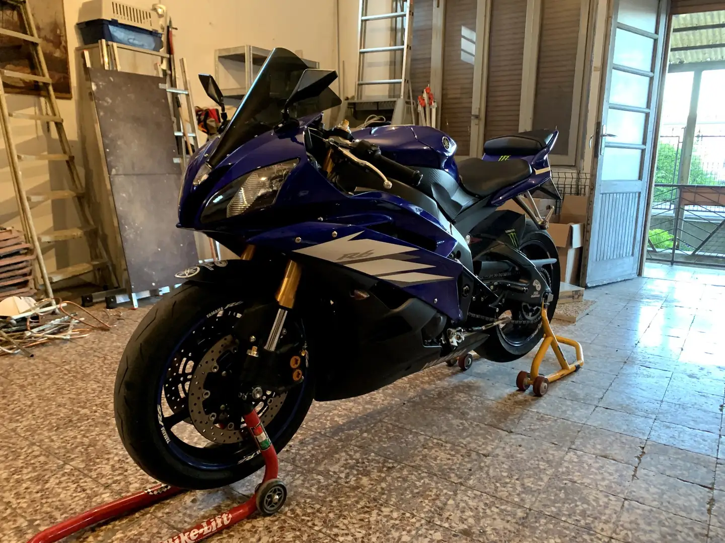 Yamaha YZF-R6 Blue - 1