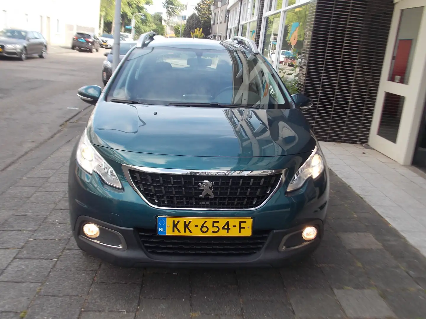 Peugeot 2008 1.2 PureTech Blue Lion NAVI CRUISE LM VELGEN VOLLE Vert - 1