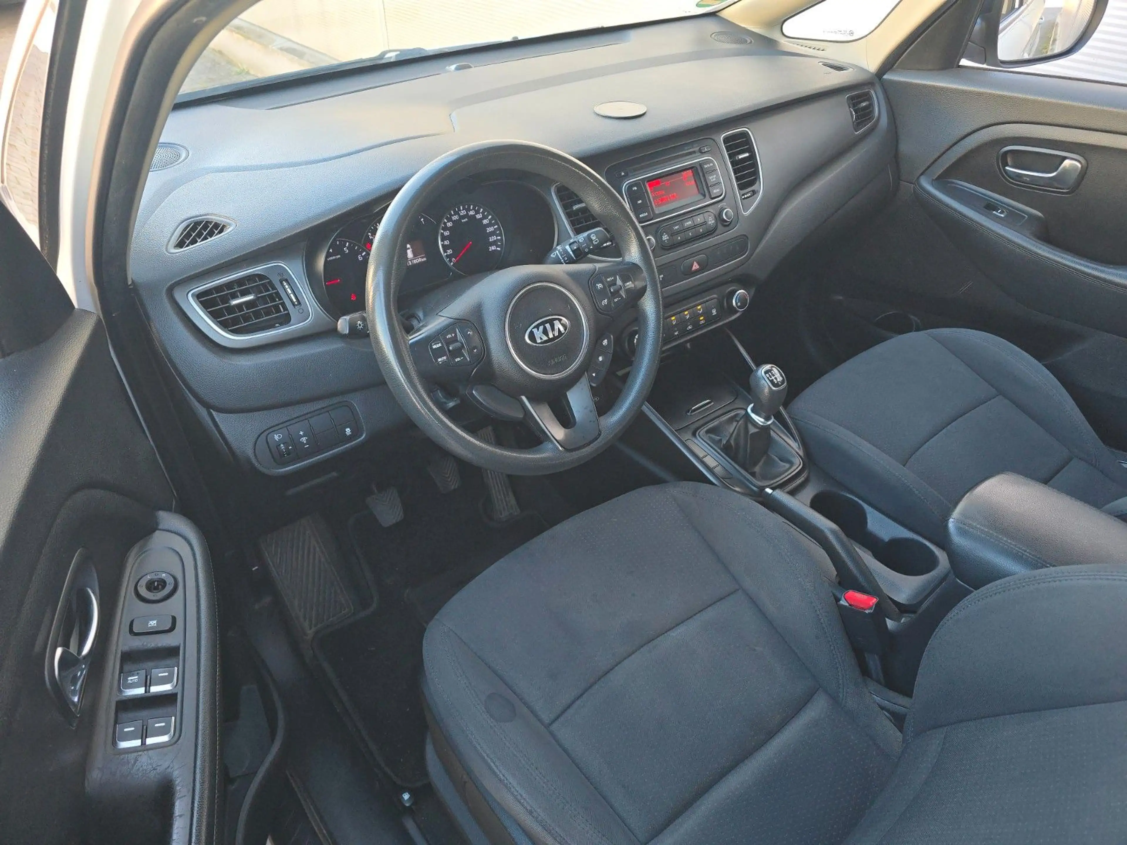 Kia Carens — photo 10