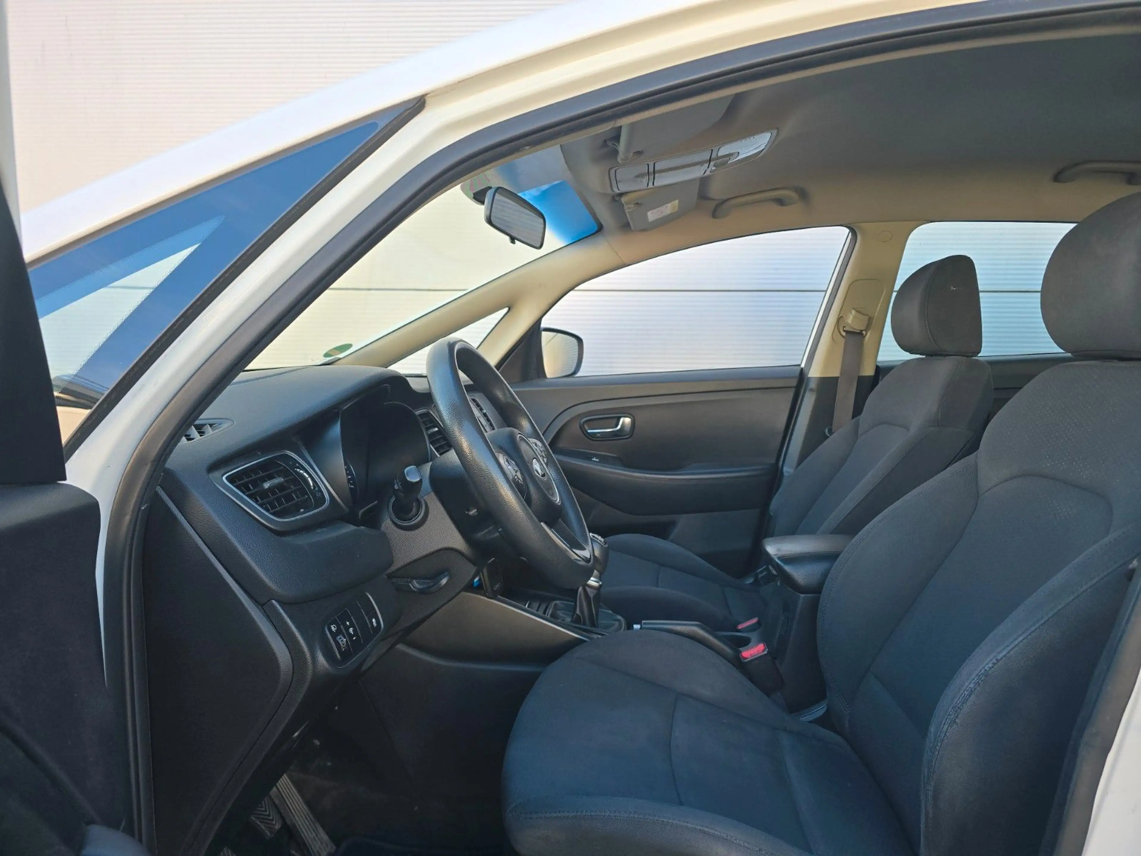 Kia Carens — photo 9