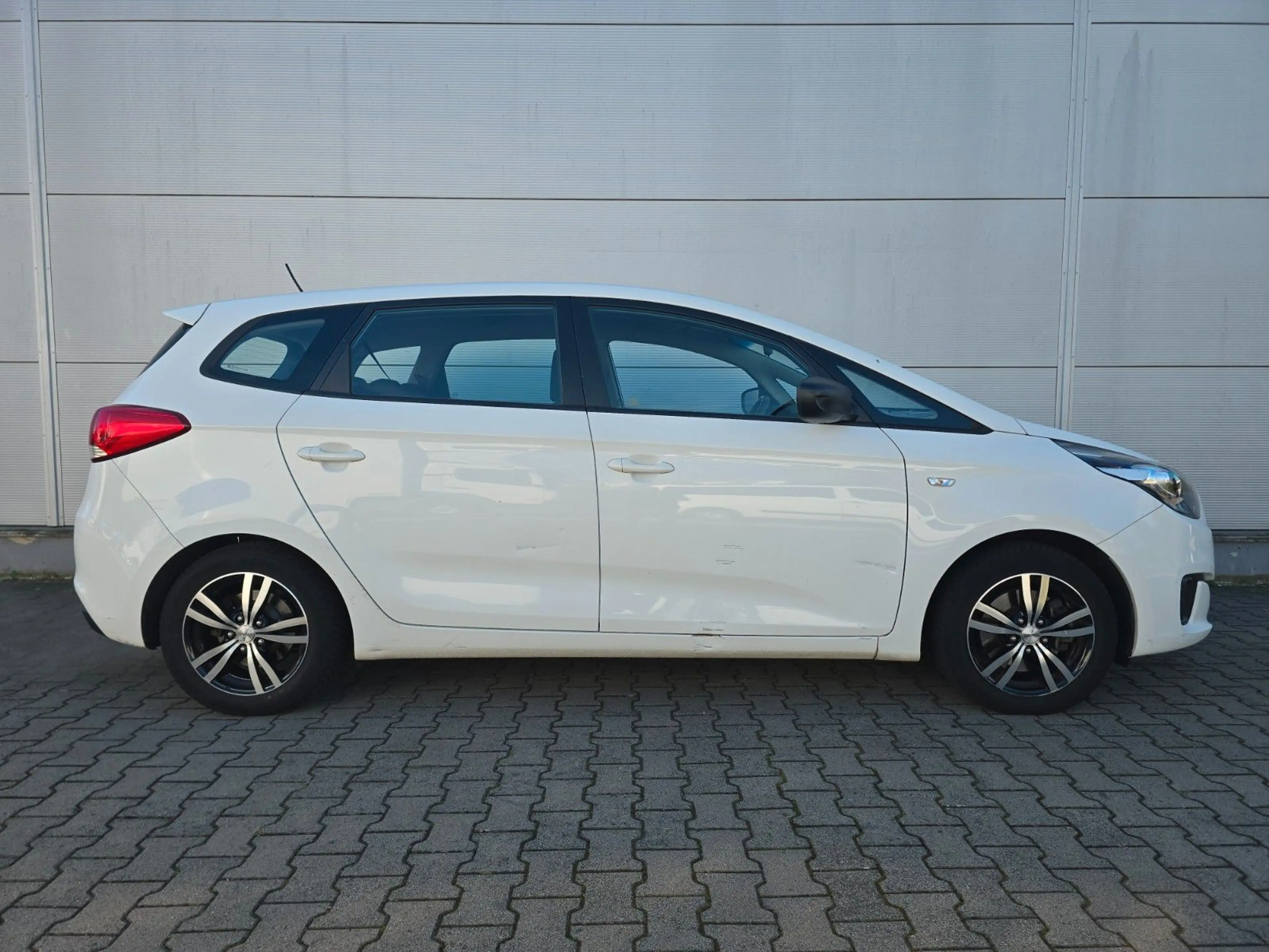 Kia Carens — photo 7