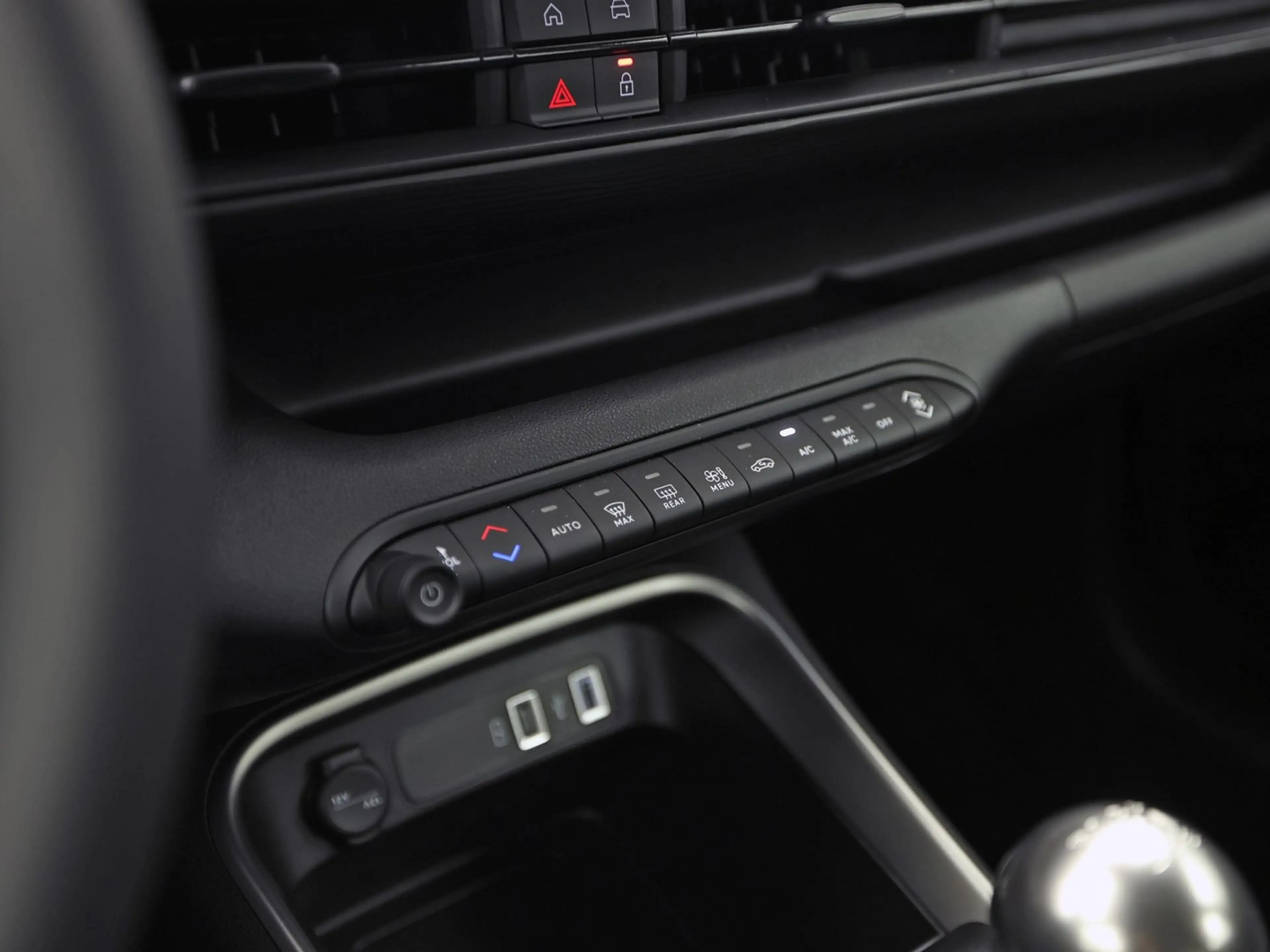 Jeep Avenger 1.2 Longitude (VIRTUAL COCKPIT, APPLE CARPLAY, 360 — photo 24