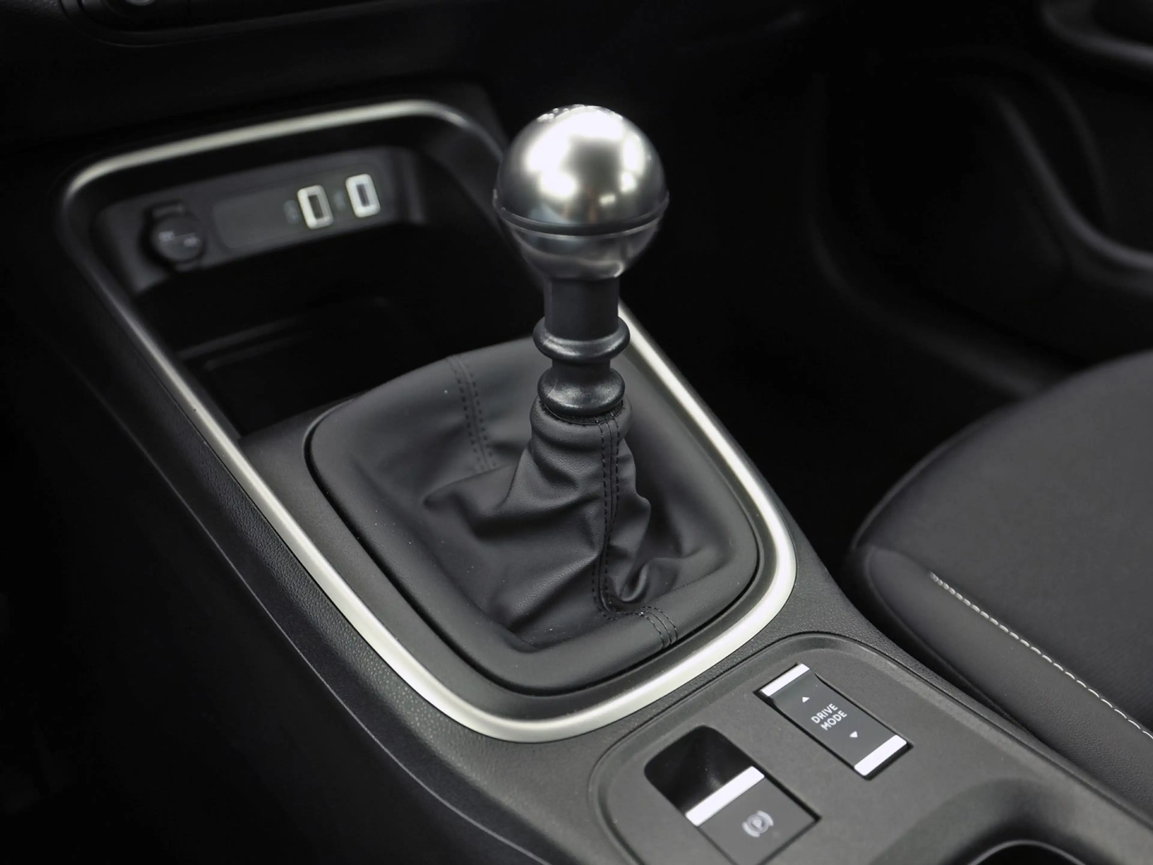 Jeep Avenger 1.2 Longitude (VIRTUAL COCKPIT, APPLE CARPLAY, 360 — photo 25