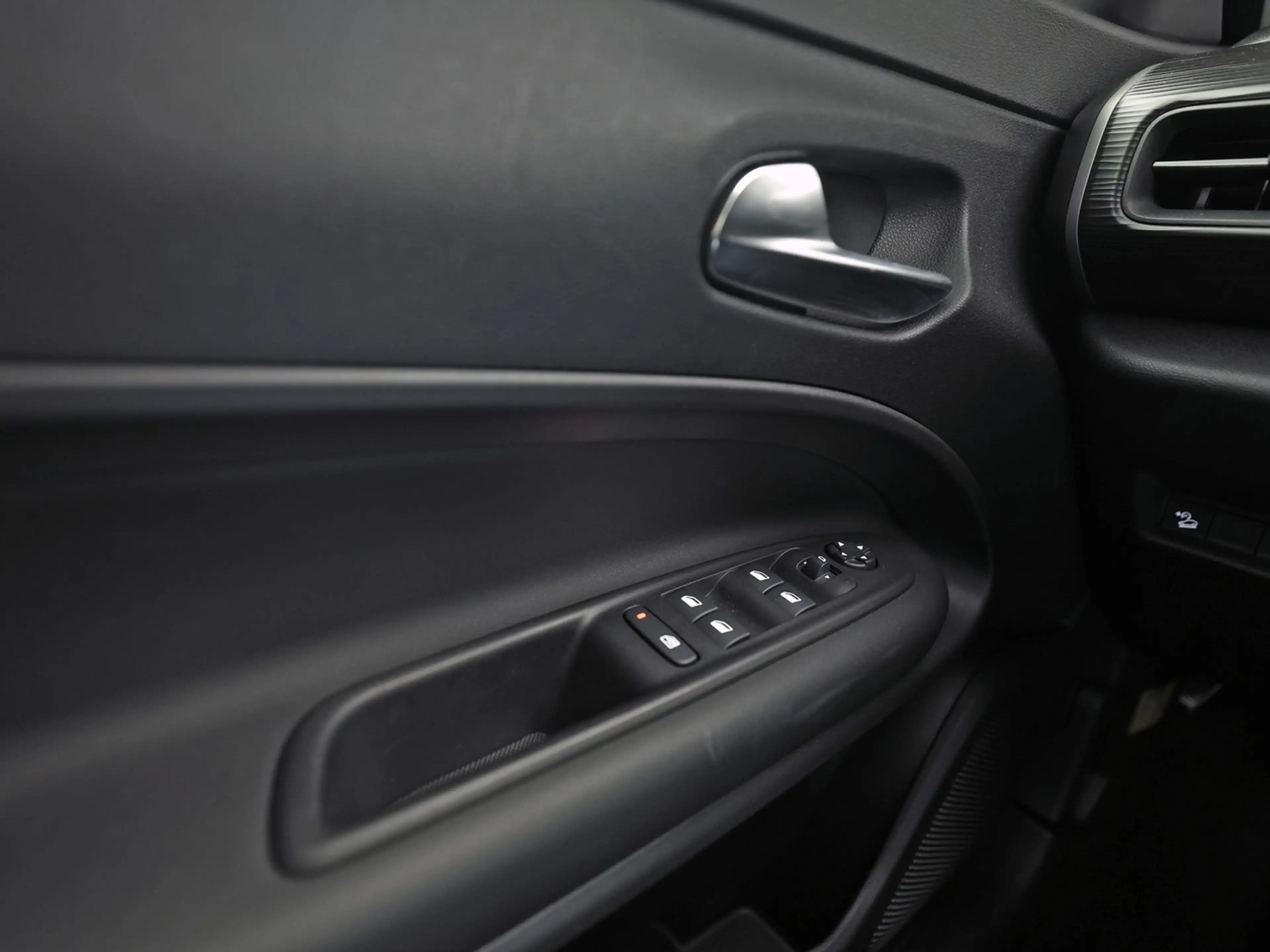 Jeep Avenger 1.2 Longitude (VIRTUAL COCKPIT, APPLE CARPLAY, 360 — photo 27