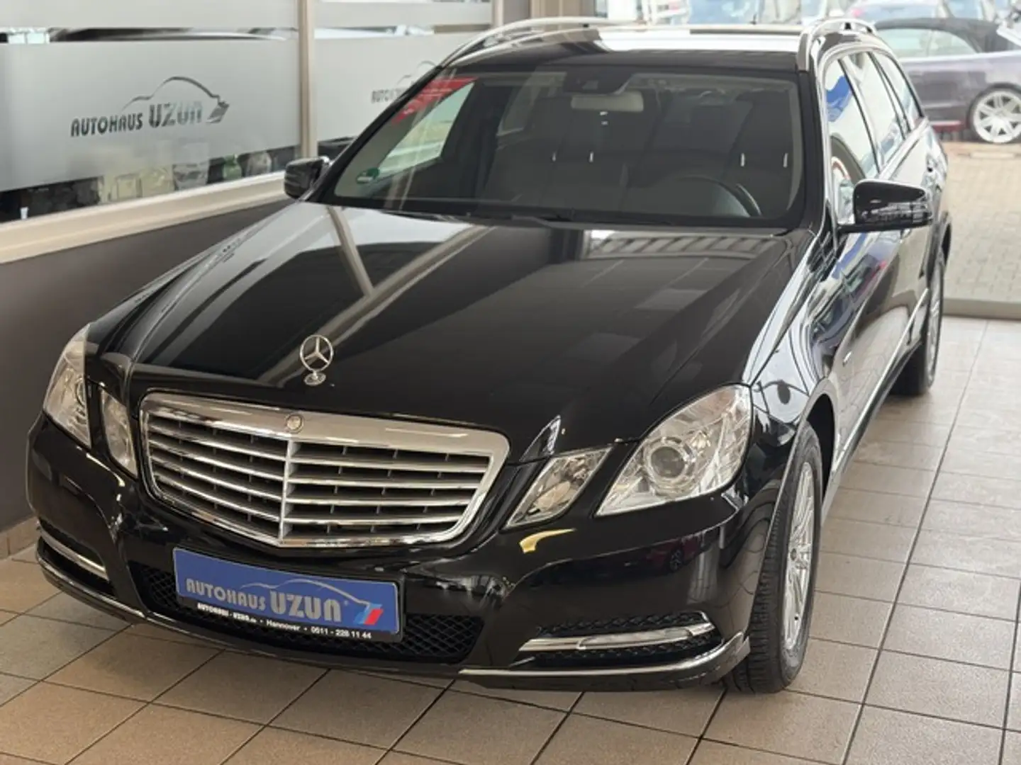 Mercedes-Benz E 200 T CGI BlueEff Leder 1. Hand nur 72.336 km Schwarz - 2