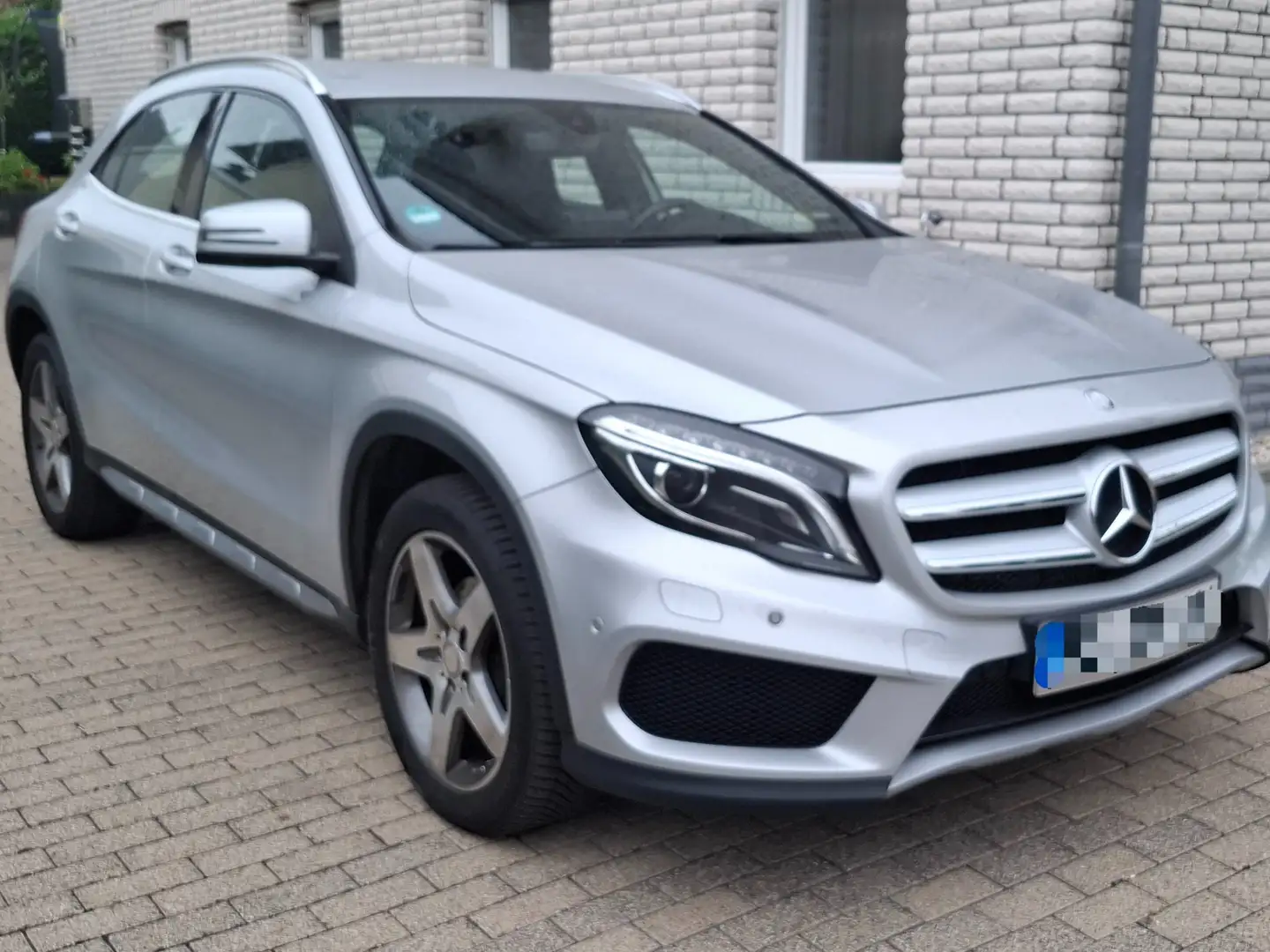 Mercedes-Benz GLA 200 GLA 200 d 4-Matic Sportausstattung Argent - 1