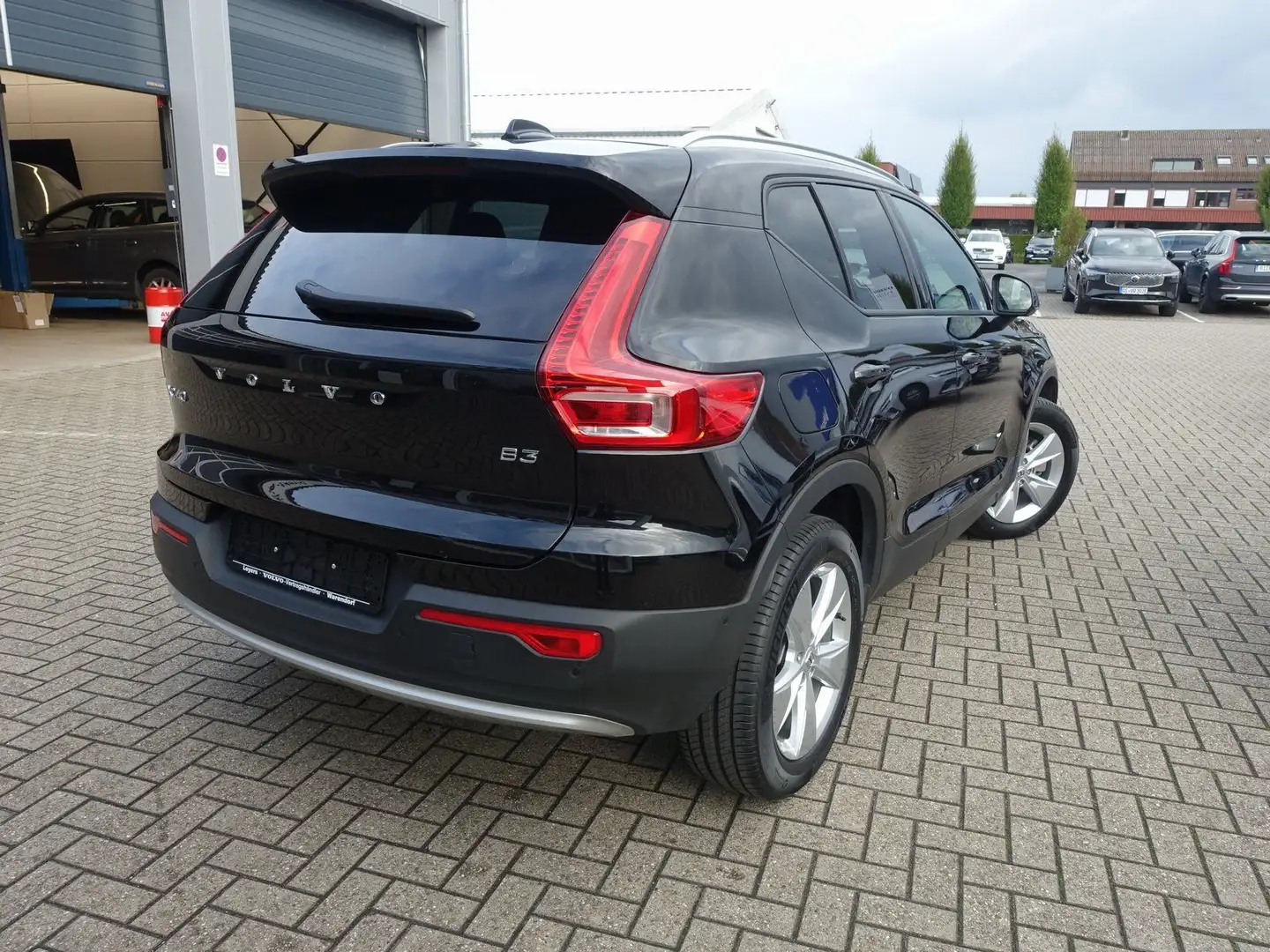 Volvo XC40 Core, B3 Mild-Hybrid/360°/BLIS/Winterpaket Schwarz - 2