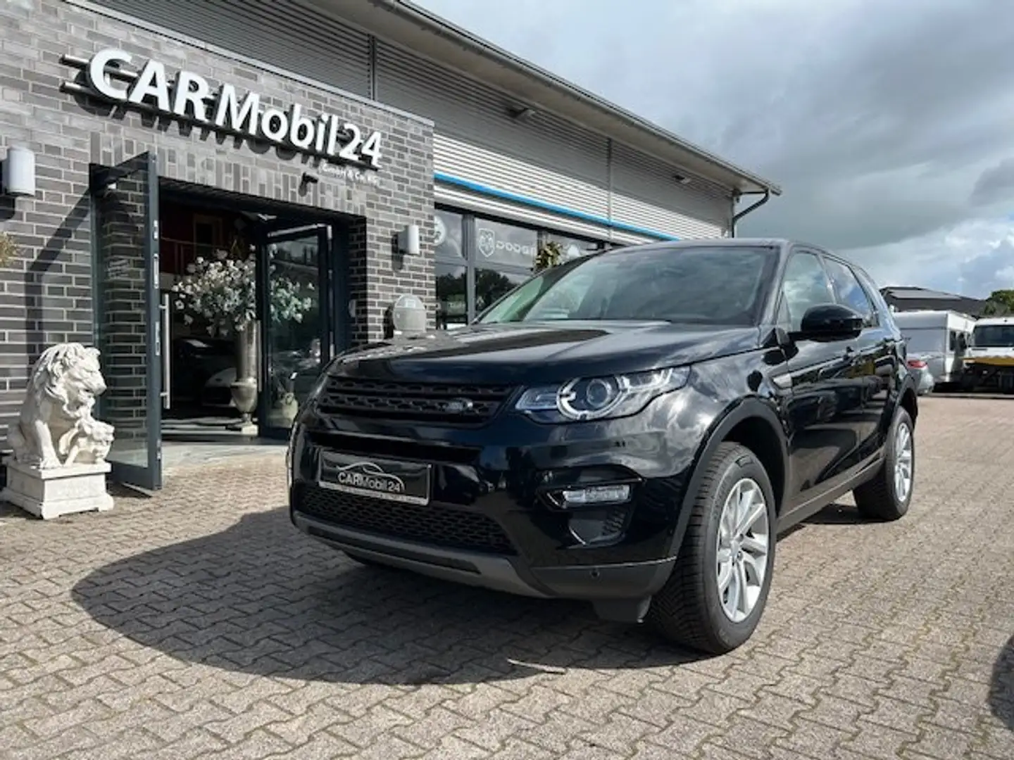 Land Rover Discovery Sport SE AWD 2,0 Ltr. Aut.*NAVI*TEMP*SHZ*PDC*PANO* Zwart - 1