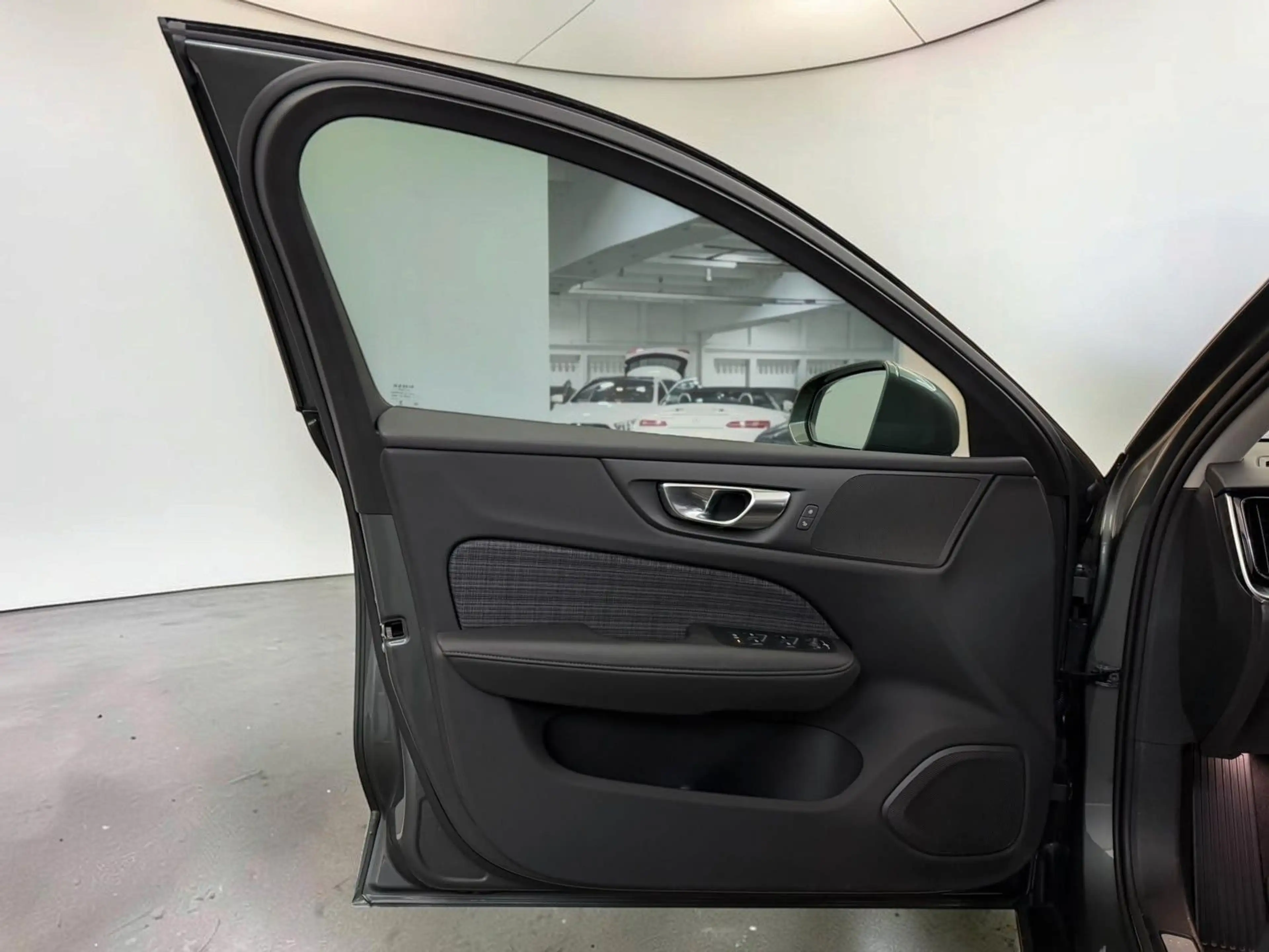 Volvo V60 Kombi Core Hybrid AWD*ACC*AHK*LED*KEYLESS — photo 8