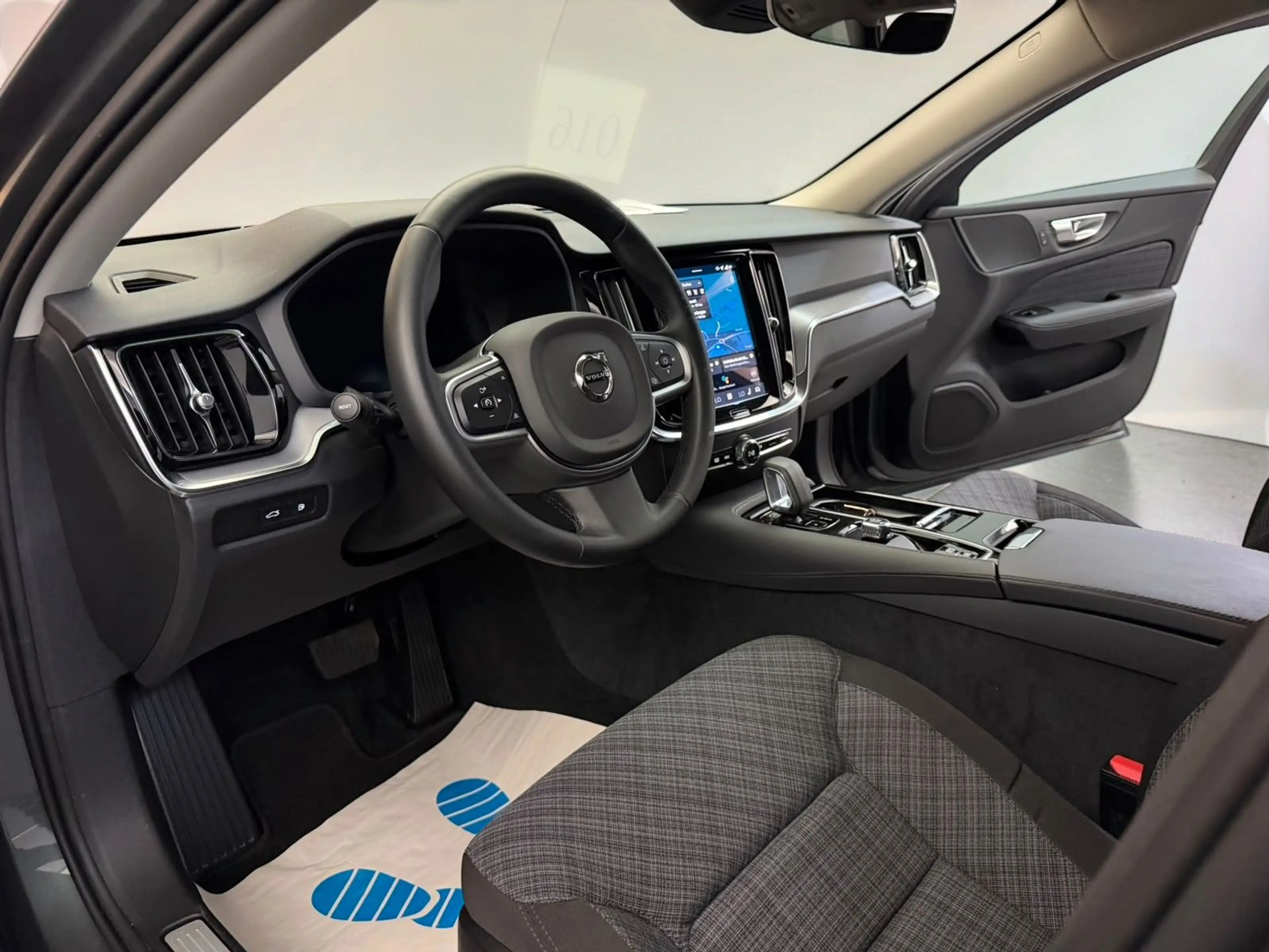 Volvo V60 Kombi Core Hybrid AWD*ACC*AHK*LED*KEYLESS — photo 9