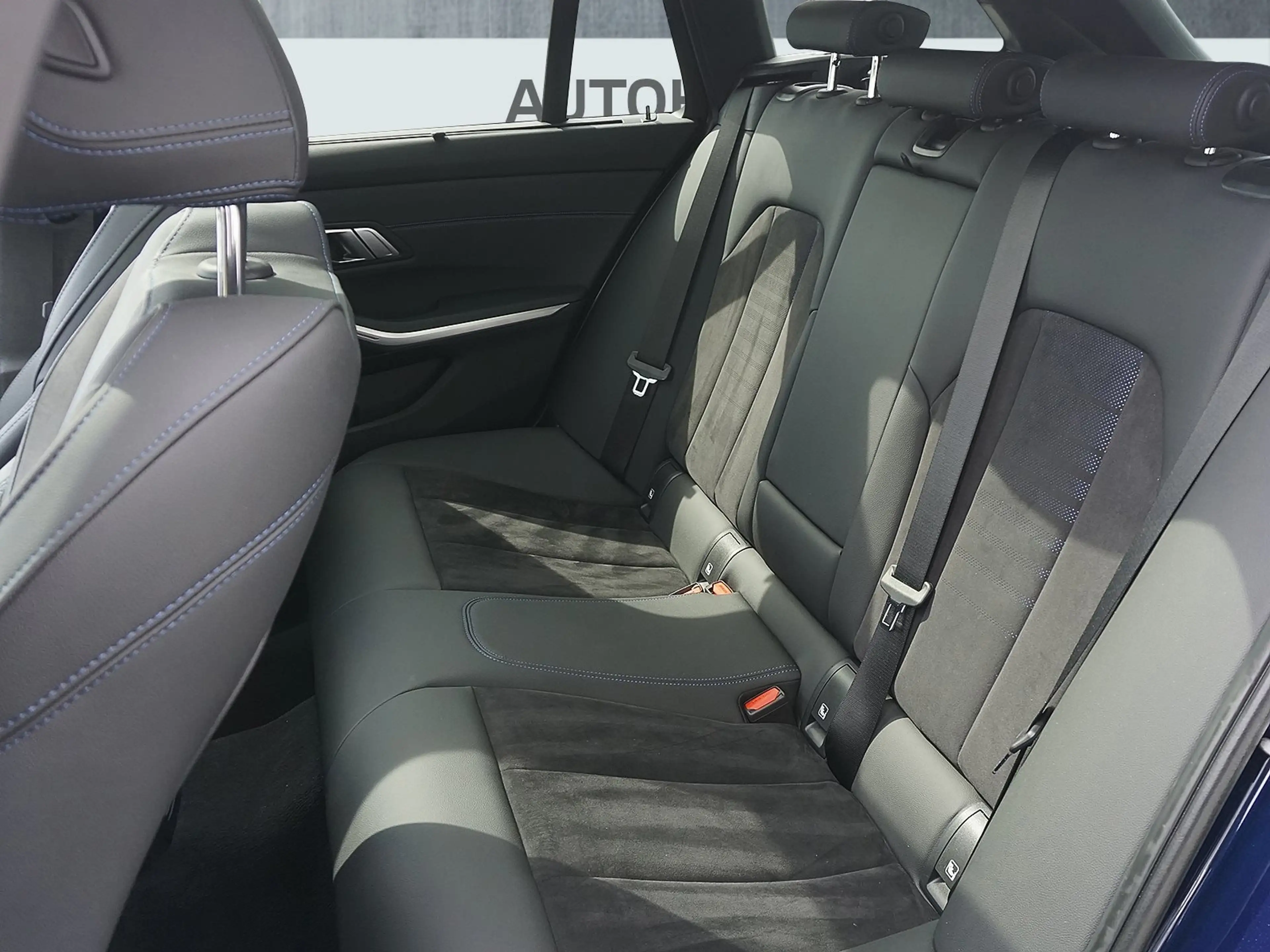 BMW 340 M340d xDrive Touring — photo 11