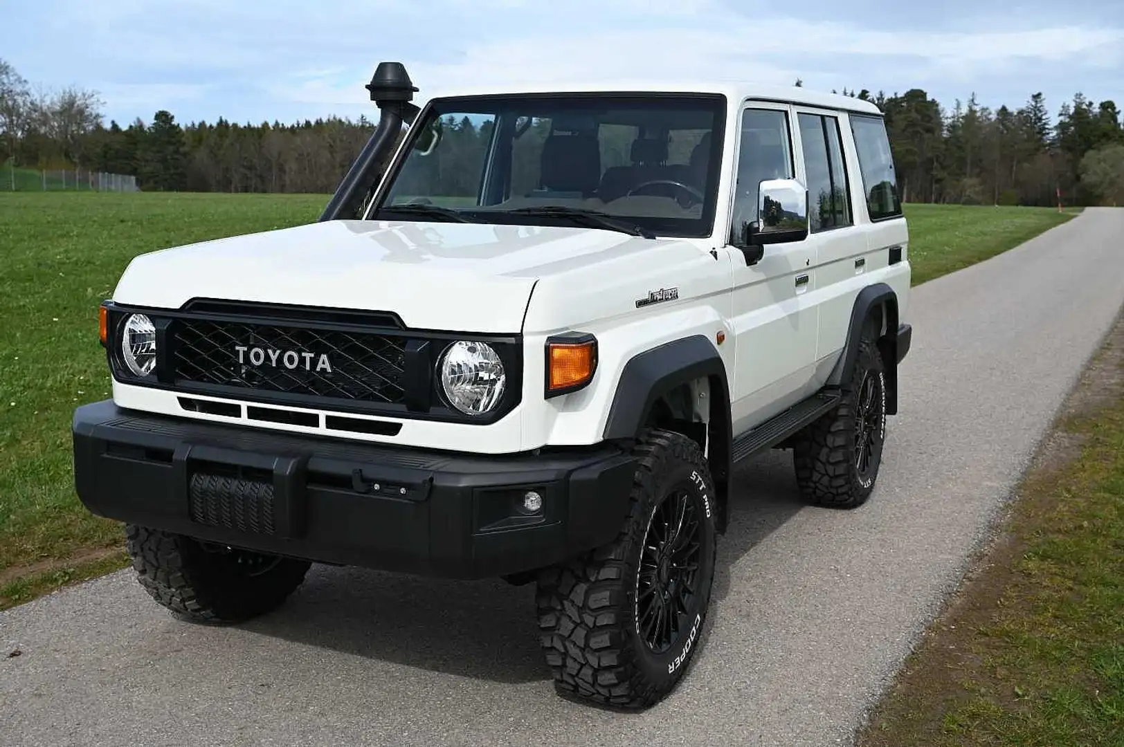 Toyota Land Cruiser GRJ 76 4.0 V6 5-Gang NESTLE OFFROAD Blanc - 1
