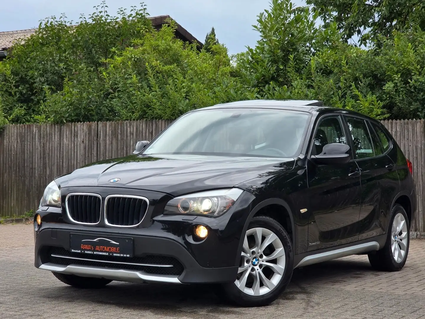 BMW X1 Baureihe X1 20 i sDrive Černá - 1