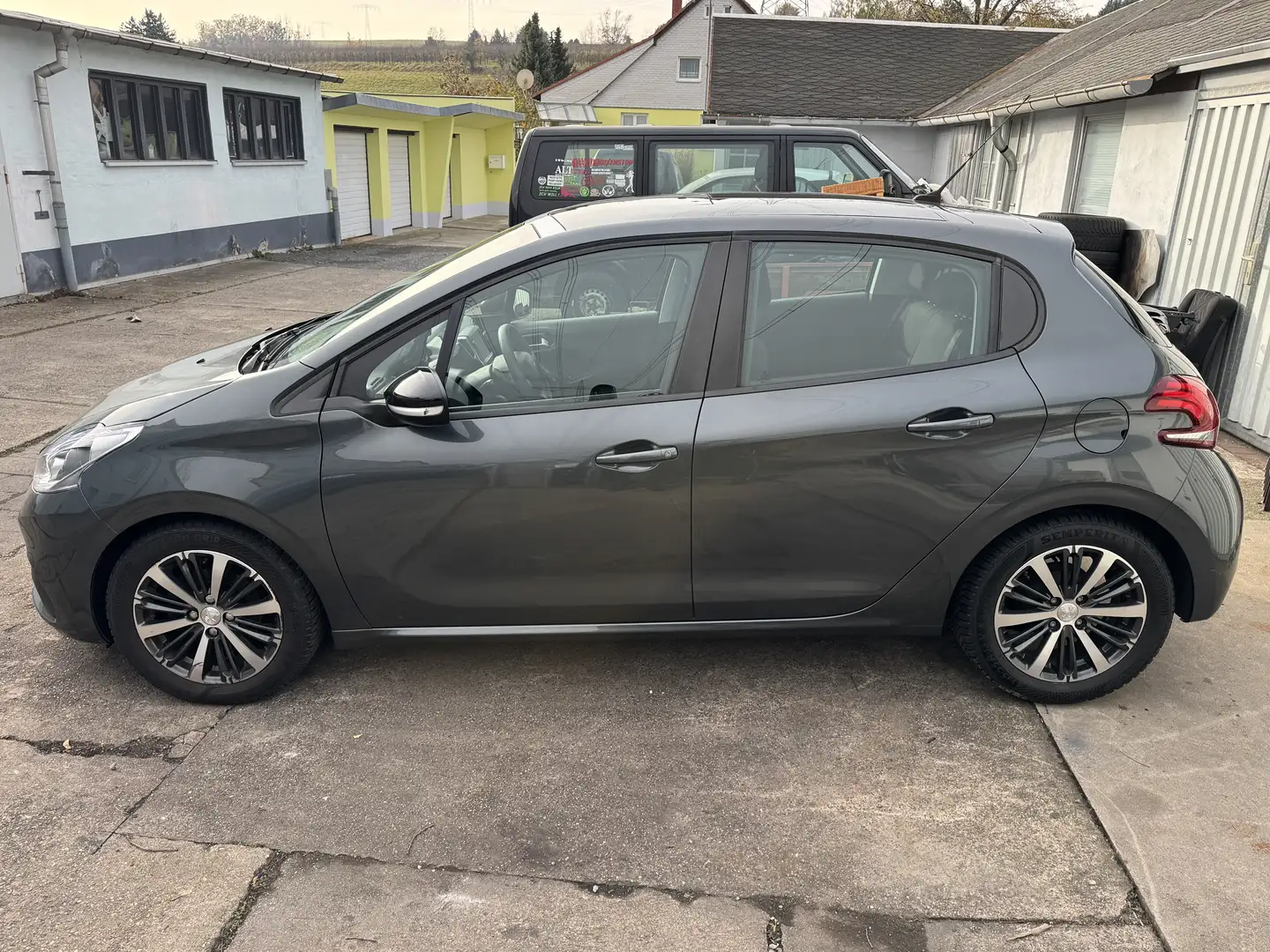 Peugeot 208 Active Grau - 2