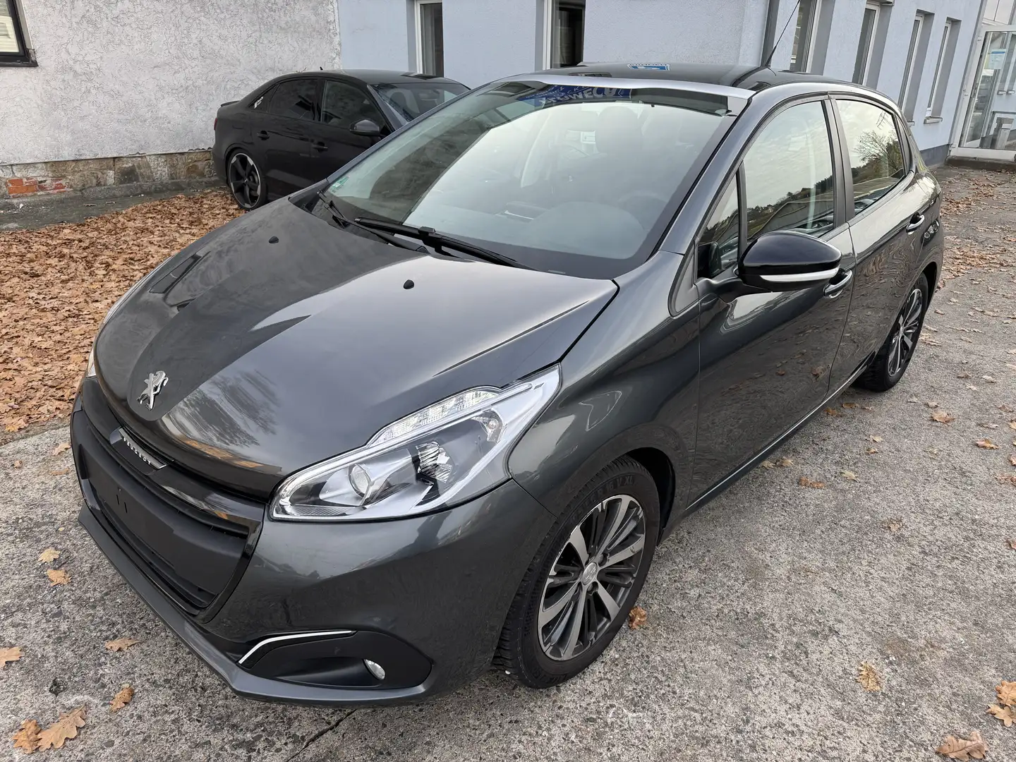 Peugeot 208 Active Grau - 1