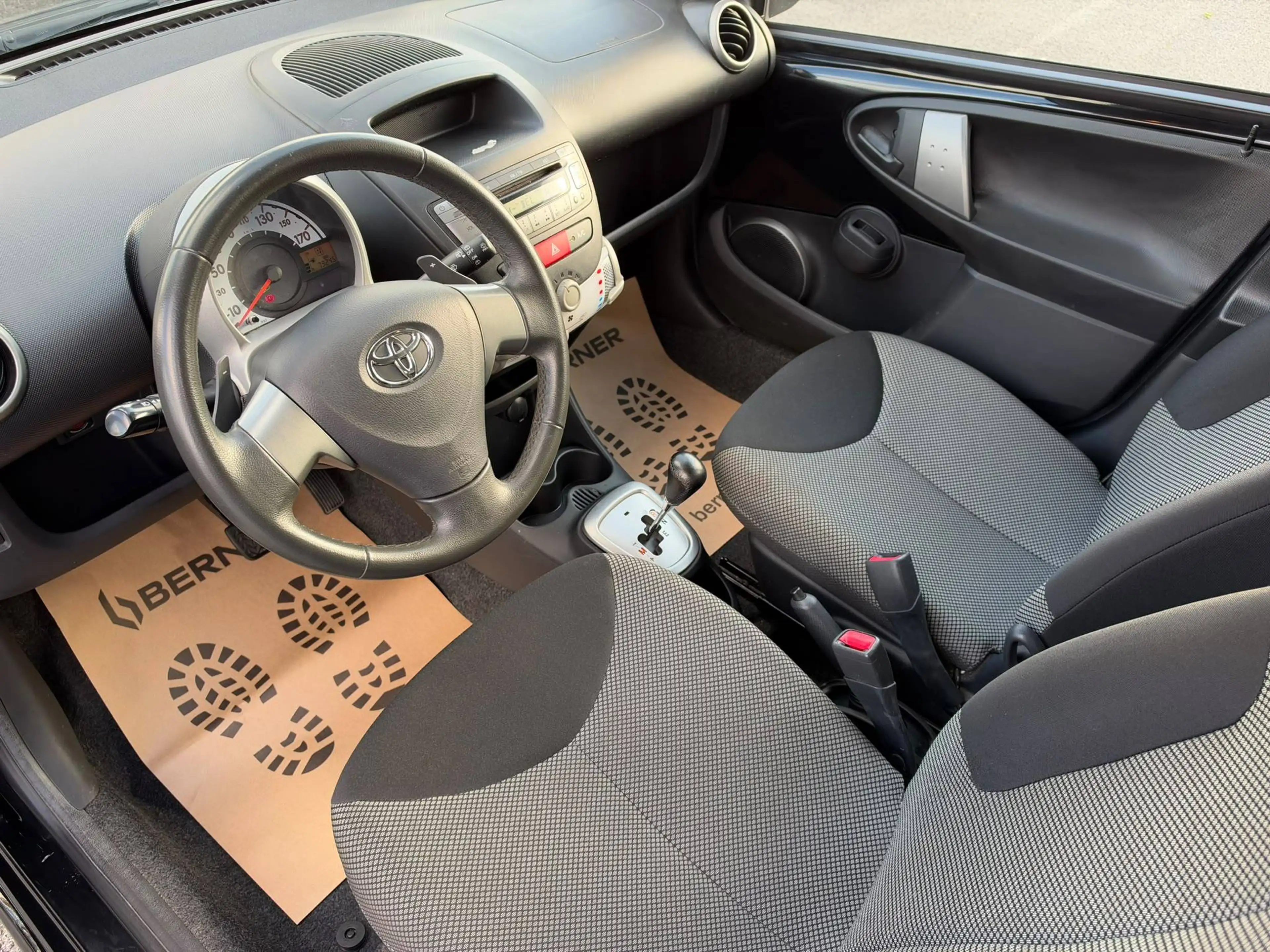 Toyota Aygo Aygo 1.0i AUTOMATIQUE / PDC / CLIM / LEZ OK !!! — photo 13