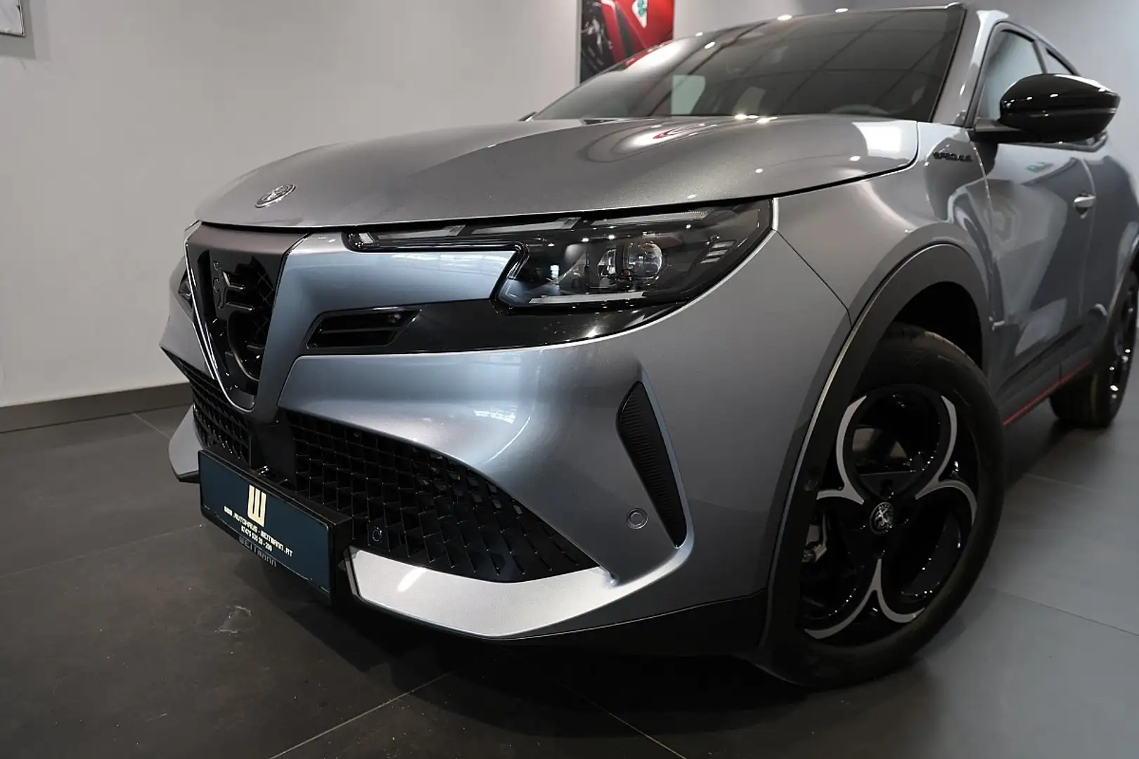 Alfa Romeo Junior Ibrida 1.2 e DCT6 Mild-Hybrid Speciale Grau - 2