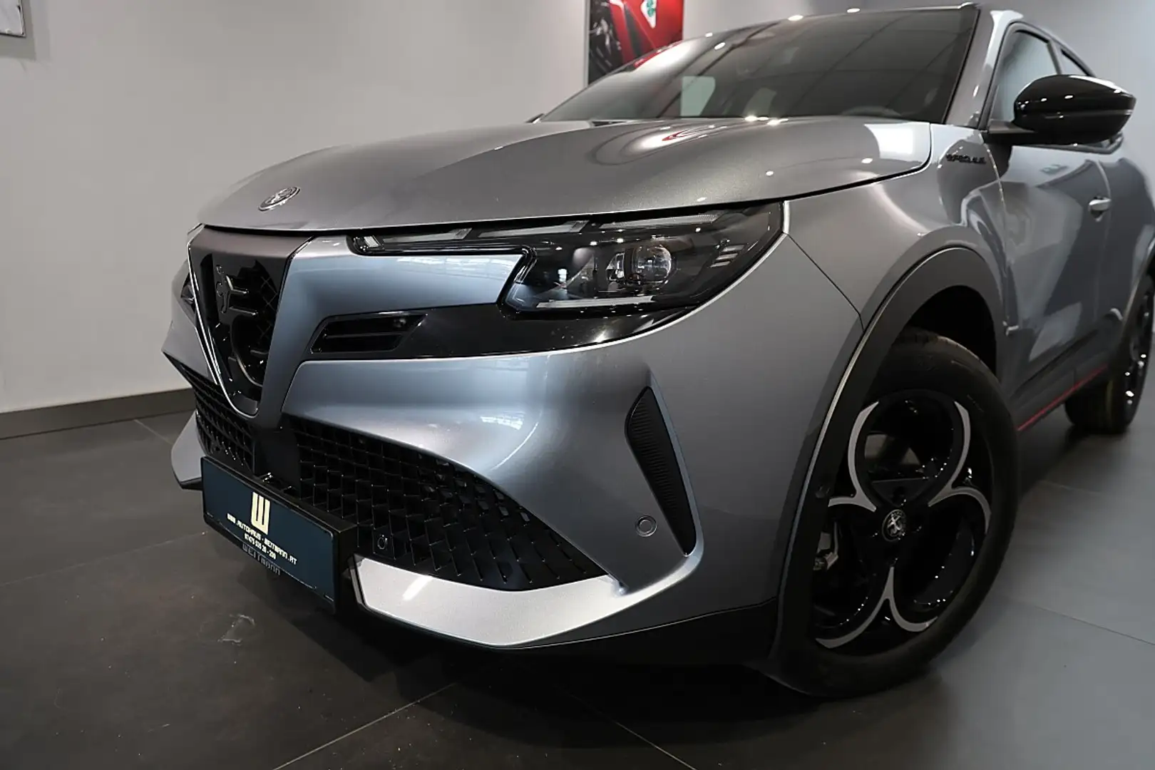 Alfa Romeo Junior Ibrida 1.2 e DCT6 Mild-Hybrid Speciale Grau - 2