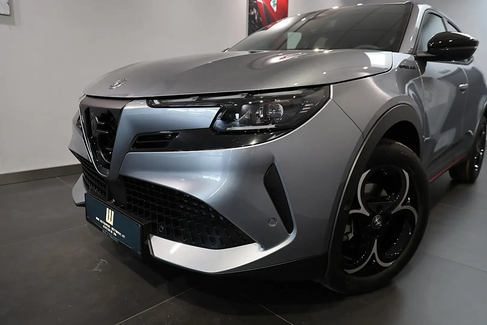 Alfa Romeo Junior Ibrida 1.2 e DCT6 Mild-Hybrid Speciale Grau - 2