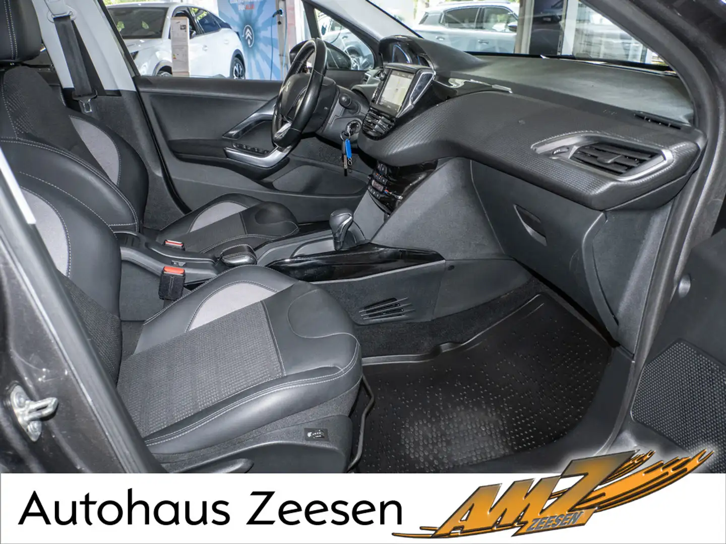 Peugeot 2008 Allure PureTech 110 EAT6 SHZ PDC PANO Grau - 2