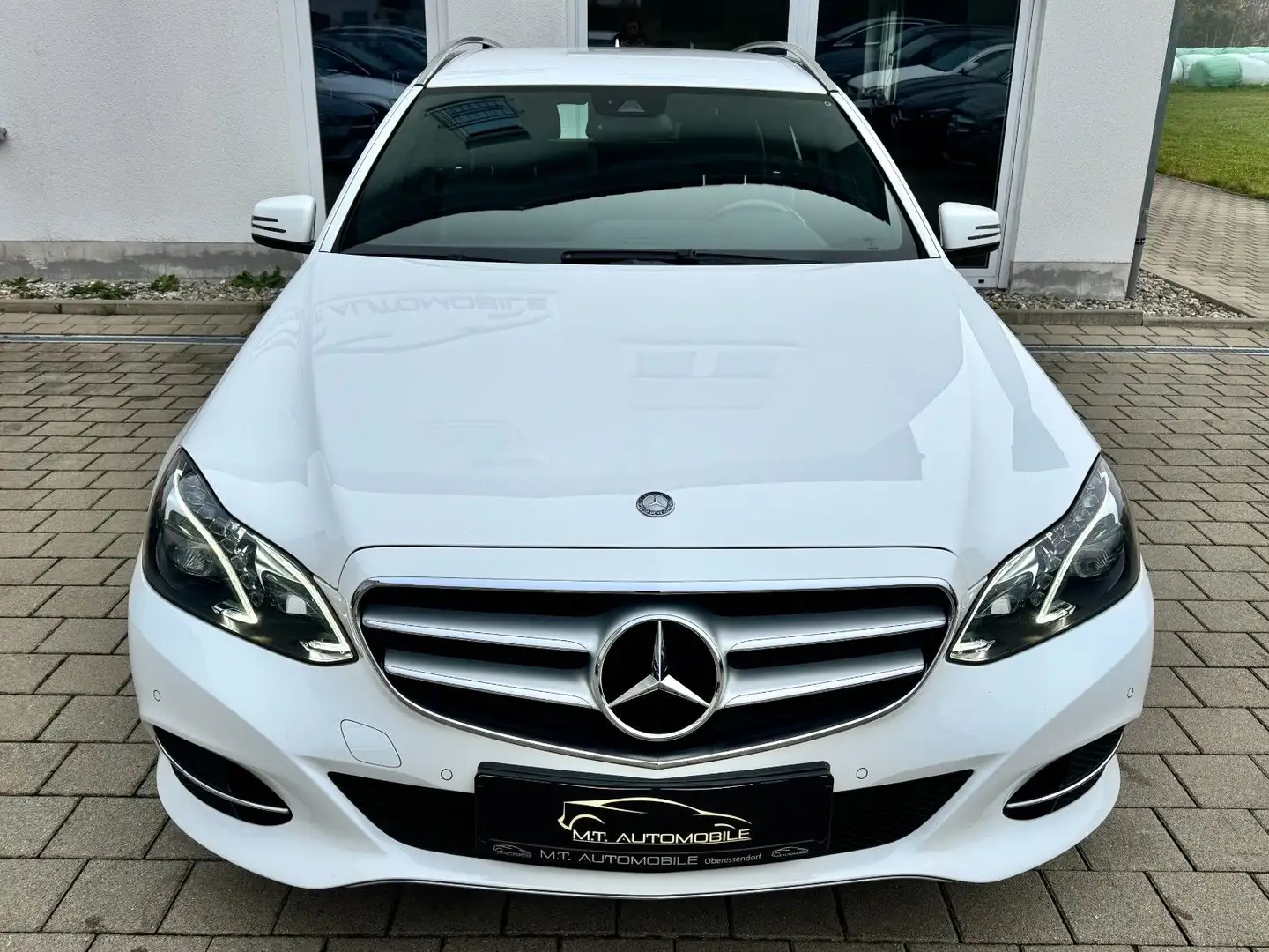 Mercedes-Benz E 200 T*AVANTGARDE*AHK*TEMP*LED*NAVI*PDC*LEDER* Blanc - 2