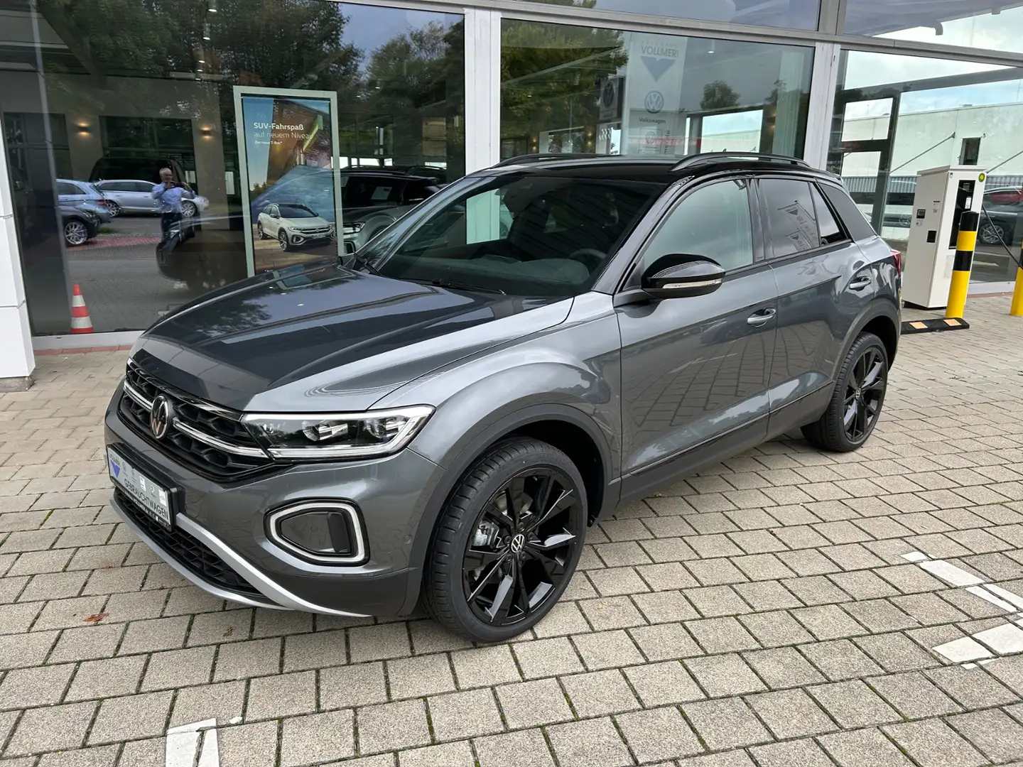 Volkswagen T-Roc 1.5 TSI DSG Style AHK,Navi,ACC,PDC,SHZ,RearView, Grau - 2
