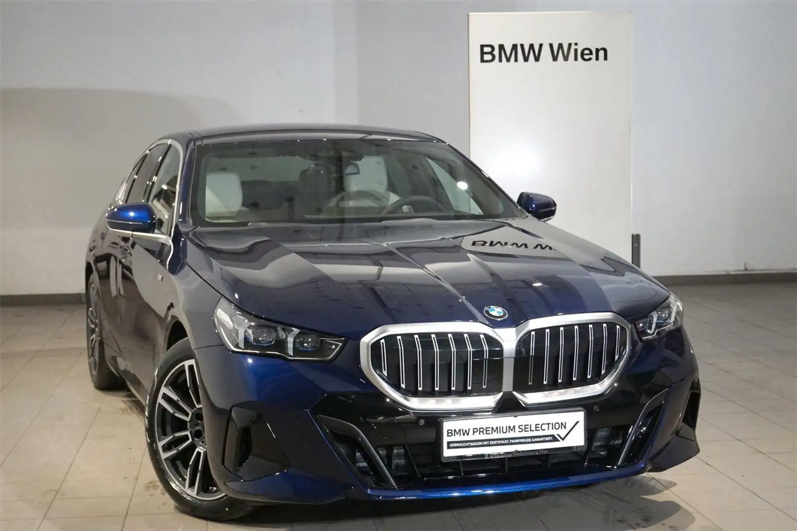 BMW 520 i MHEV Blauw - 1