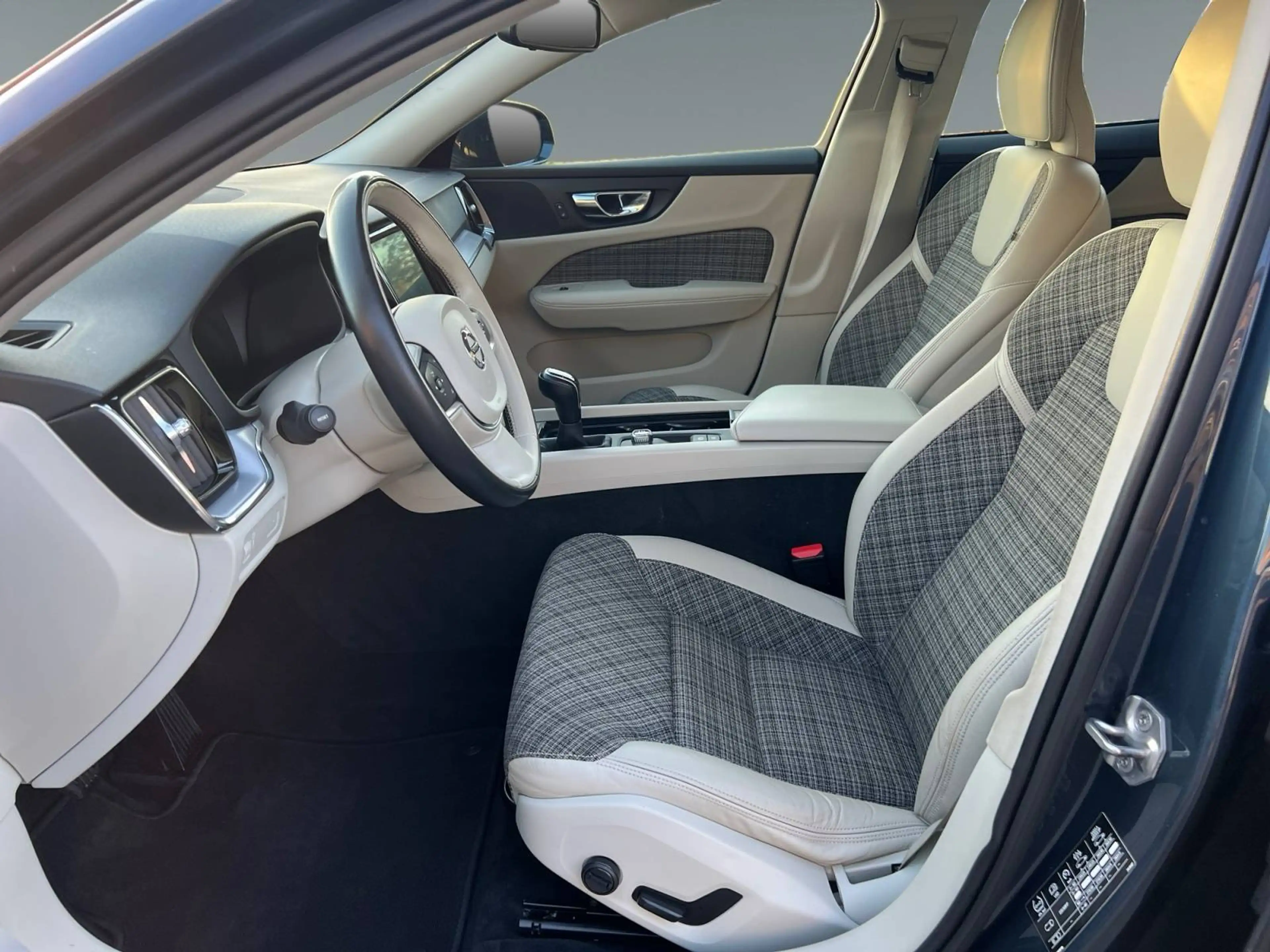 Volvo V60 2.0 D3 Momentum-GARANTIE 12 MOIS-PRÊTE A IMMATRICULER — photo 10